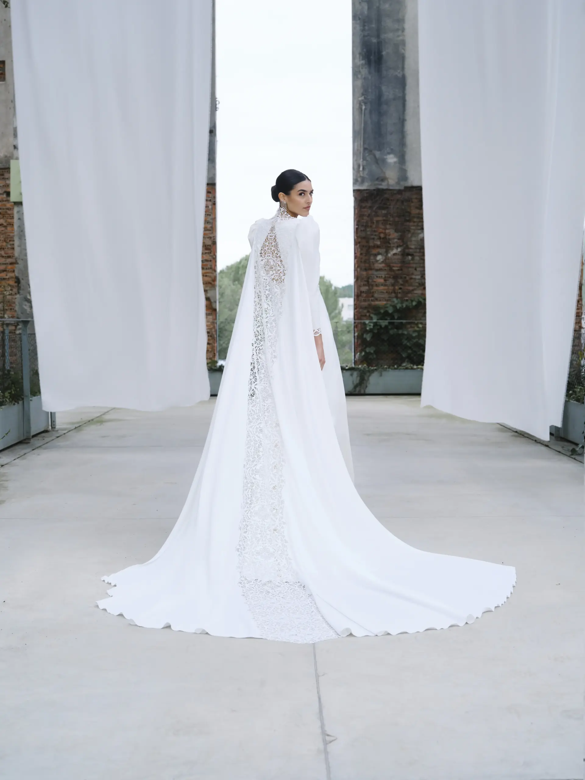 vestidos_de_novia_con_capa_bordada-scaled-2