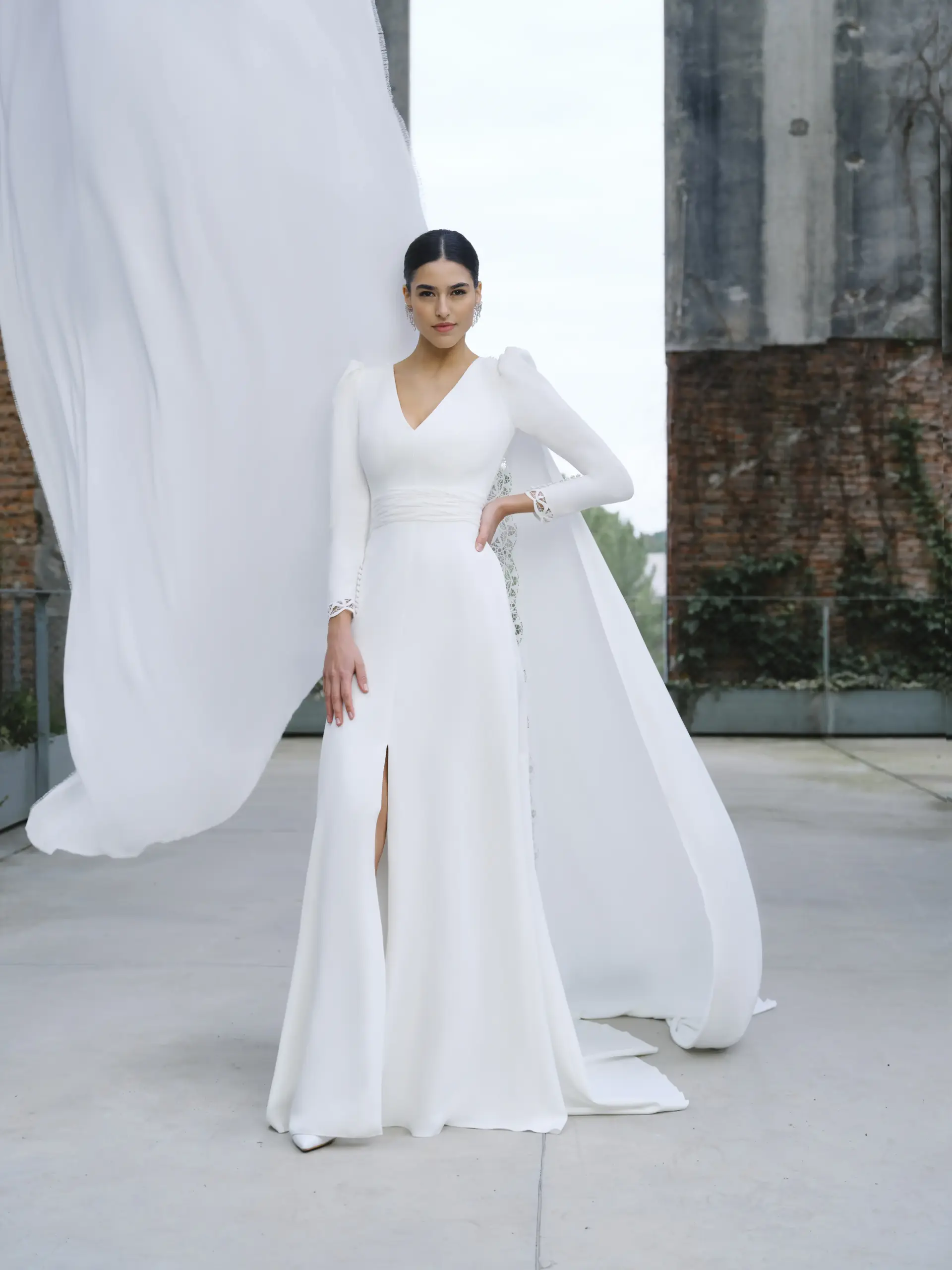 vestidos_de_novia_de_escote_en_V_y_manga_larga-scaled-2